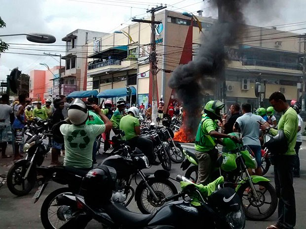 Mototaxistas fazem manifestação em Camaçari após morte de colega. (Foto: Gisa Conceição/ Camaçari Notícias)