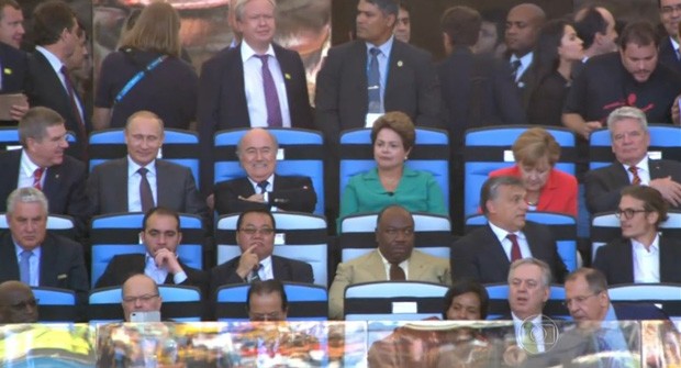 Dilma assiste à final da Copa no Maracanã ao lado de chefes de Estado e do presidente do Fifa, Joseph Blatter (Foto: Reprodução /  TV Globo)