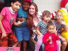 Marina Ruy Barbosa faz alegria de crianças em obra social