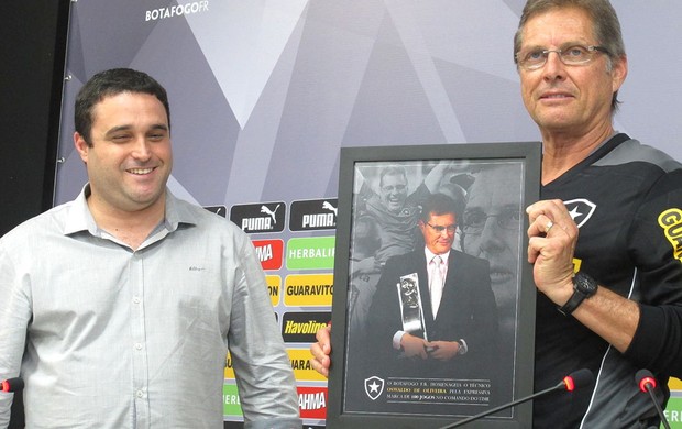 Oswaldo recebe homenagem pelos 100 jogos como técnico do Botafogo (Foto: Thales soares)