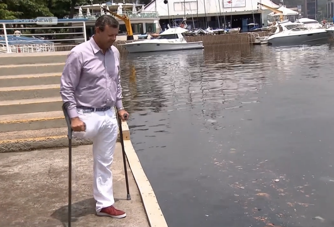 Lars Grael observa a água suja da Baía de Guanabara com tristeza (Foto: Reprodução SporTV)