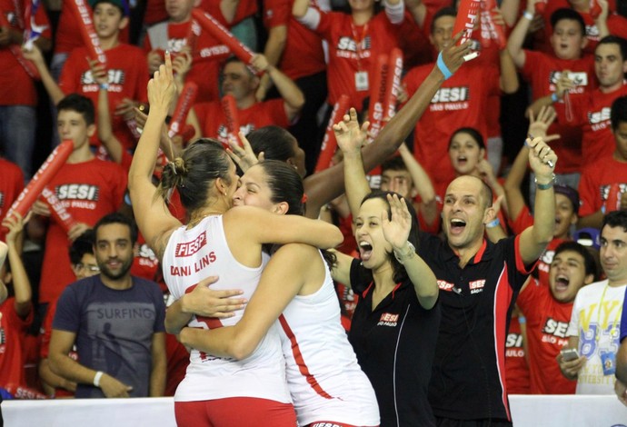 Jogadoras do Sesi comemoram, Sesi x Osasco, Superliga feminina de vôlei (Foto: Alexandre Arruda / CBV)