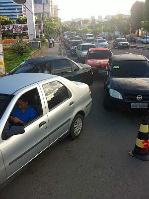 G Motoristas Fazem Fila Para Comprar Gasolina Livre De Impostos Em