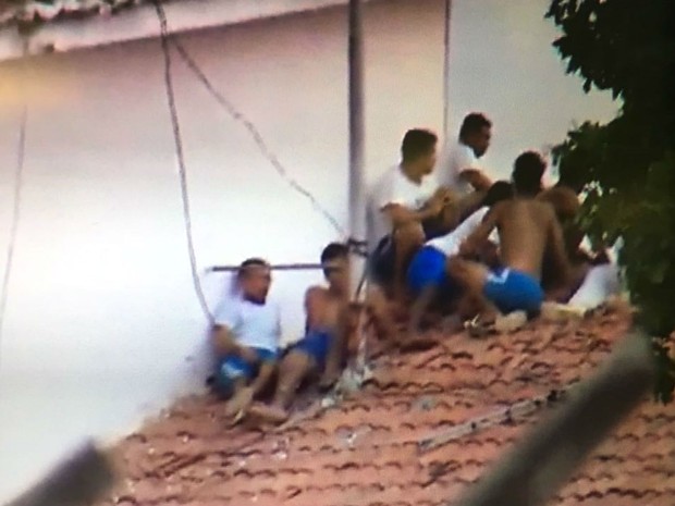Presos estÃ£o nos telhados da penitenciÃ¡ria de AlcaÃ§uz (Foto: ReproduÃ§Ã£o/Inter TV Cabugi)