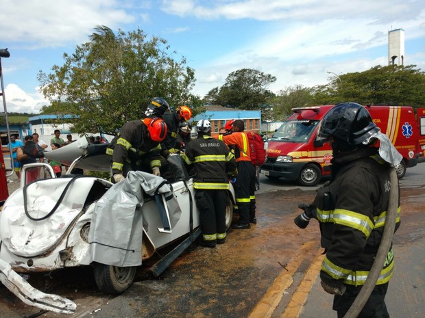 Carro perdeuo controle e bateu em carro conduzido por idoso (Foto: Divulgação/Corpo de Bombeiros)