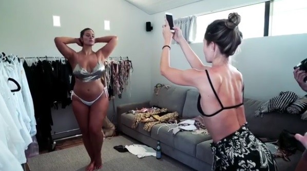 Ashley Graham posa com look decotado e se compara a 'Sininho com seios  grandes', Celebridades