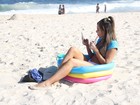 Oi? Liziane Gutierrez se refresca com piscina de plástico na praia