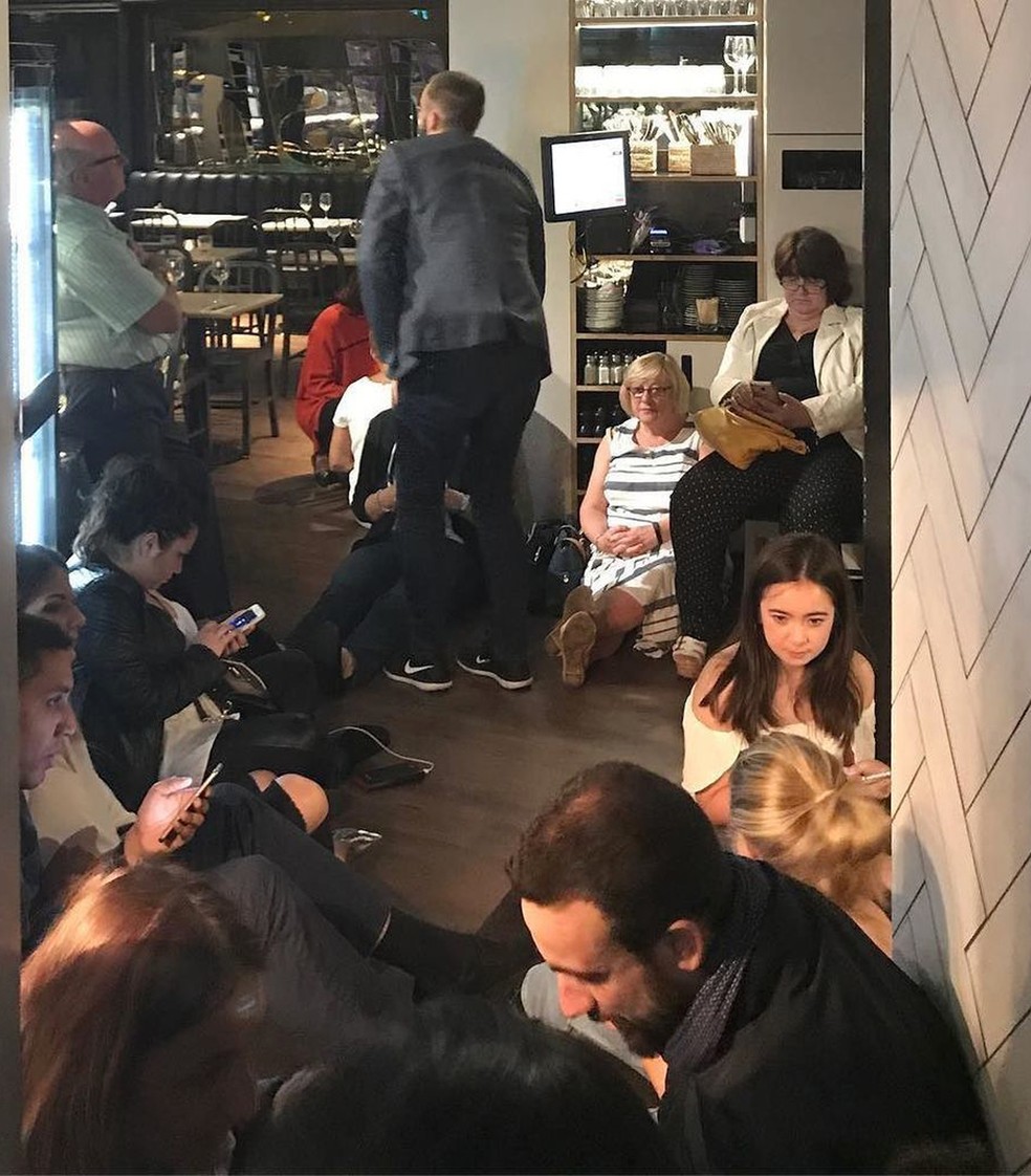 Clientes do restaurante Fish!, no Borough Market, dentro do estabelecimento durante ataque terrorista em Londres (Foto: AP Photo/Mark Stringer)