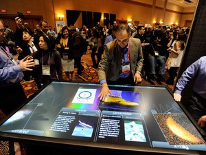 Visitante testa um tablet gigante, com tela de 84 polegadas em evento na feira CES 2013 (Foto: AFP)