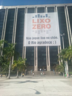 Cartaz foi colocado na frente da Prefeitura do Rio  (Foto: Renata Soares / G1)