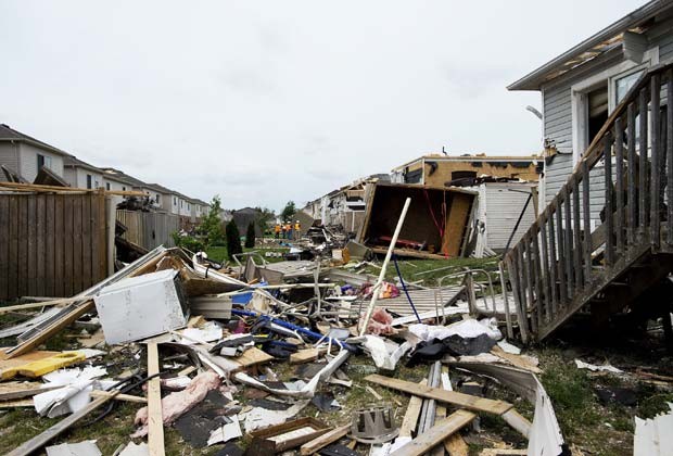 Equipes vão a local em que casas foram destruidas por tornado em  Angus, no Canadá (Foto: AP Photo/The Canadian Press, Nathan Denette)