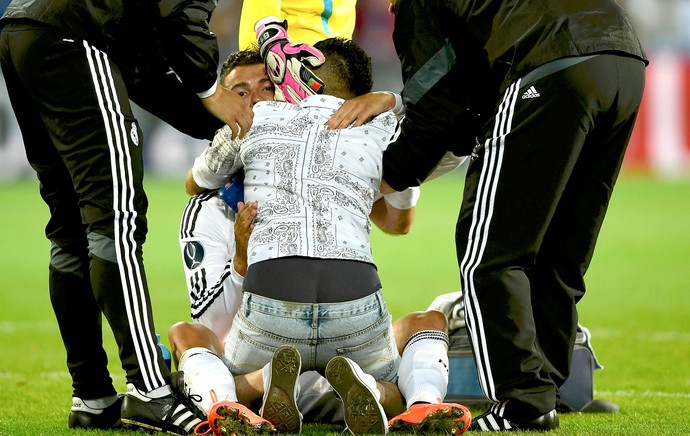 torcedor invade gramado e abraça Cristiano Ronaldo (Foto: Reuters)