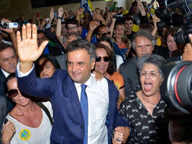 Aécio é recepcionado por simpatizantes em sua volta ao Congresso (Foto: Wilson Dias / Agência Brasil)