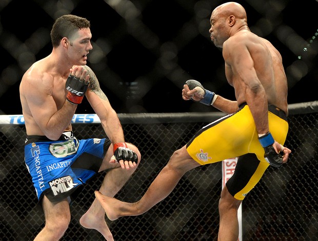 Anderson Silva fratura a perna esquerda após chute baixo em Chris Weidman (Foto: Reuters)