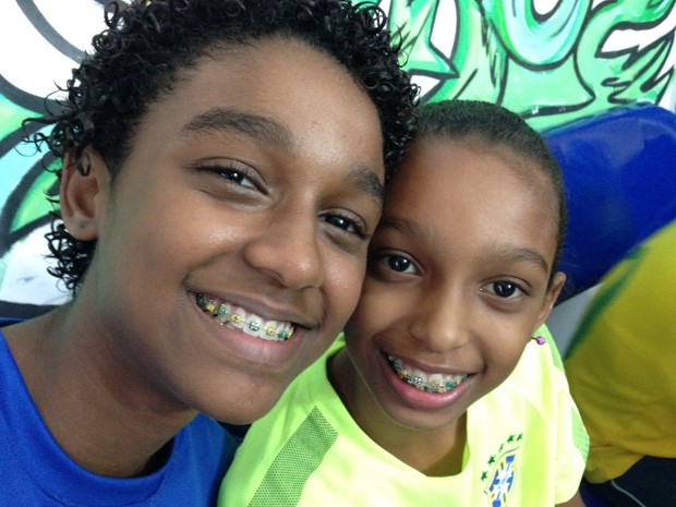 Alexia, 12 anos e Alanys, 10, ganharam aparelhos ortodônticos nas cores verde e amarelo (Foto: Káthia Mello/G1)