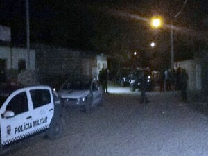 Suspeitos abandonaram carro e invadiram carro na comunidade Nordelândia, zona Norte de Natal (Foto: Amorim Neto/Inter TV Cabugi)