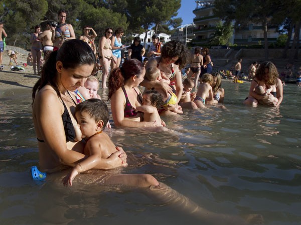 Mulheres se reuniram para promover o aleitamento nesta terça (24) em praia na ilha de Mallorca. (Foto: Jaime Reina/AFP)