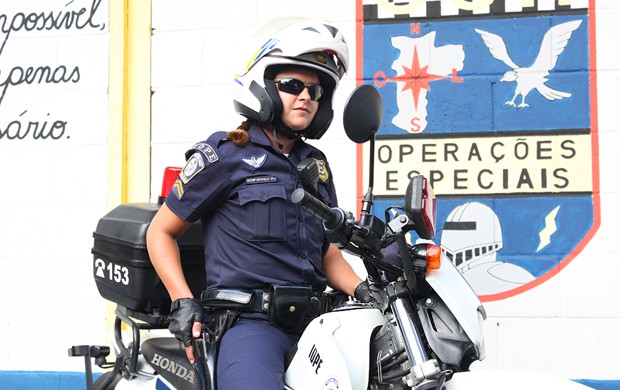 Daniela Lopes, da Guarda Civil Metropolitana de São Paulo, trabalha fazendo rondas e escoltas (Foto: Rafael Miotto / G1)