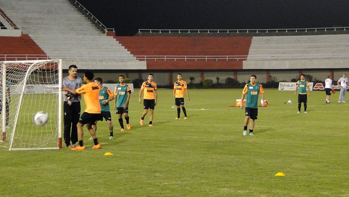 jogadores no treino do Atlético-MG no Paraguai (Foto: Léo Simonini)