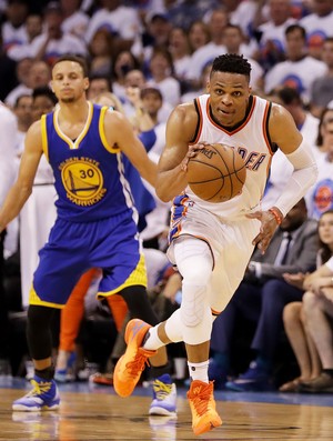 Russell Westbrook puxa o contra-ataque do Thunder observado por Curry (Foto: Getty Images)