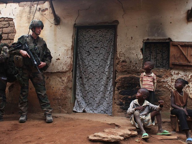 Soldados franceses fazem patrulha diurna em um bairro de Bangui, onde trocas de tiros foram ouvidas durante a noite, na República Centro-Africana. (Foto: Andreea Campeanu/Reuters)