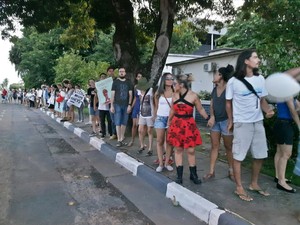 Manifestantes formaram cordão humano em volta do prédio do Iphan em Roraima, no Centro de Boa Vista (Foto: Emily Costa/ G1 RR)