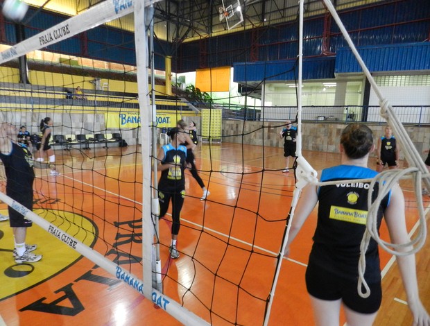 Praia Clube entra em quadra e treina fundamentos (Foto: Felipe Santos/GLOBOESPORTE.COM)