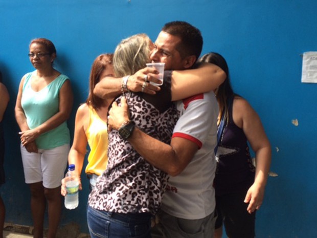 Amigos e familiares se emocionaram no enterro de Raphael Nogueira (Foto: Matheus Rodrigues/ G1)