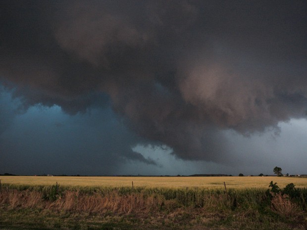 Grandes nuvens se formam na passagem de um tornado ao Sul de El Reno, em Oklahoma. (Foto: /Bill Waugh/Reuters)