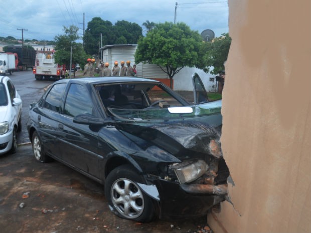 G Carro Bate E Derruba Muro De Casa Em Bairro De Campo Grande