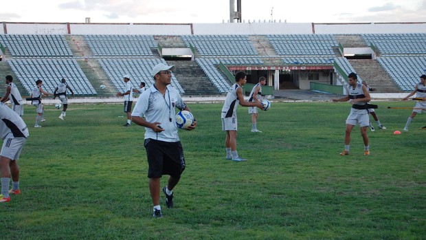 alexandre duarte, auxiliar técnico do botafogo-pb (Foto: Lucas Barros / Globoesporte.com/pb)