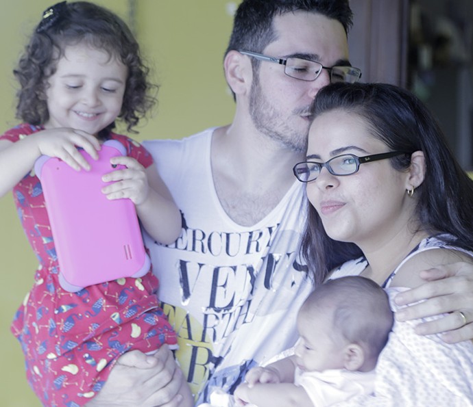 Alan ao lado de sua esposa e suas filhas (Foto: João Mello/Gshow)