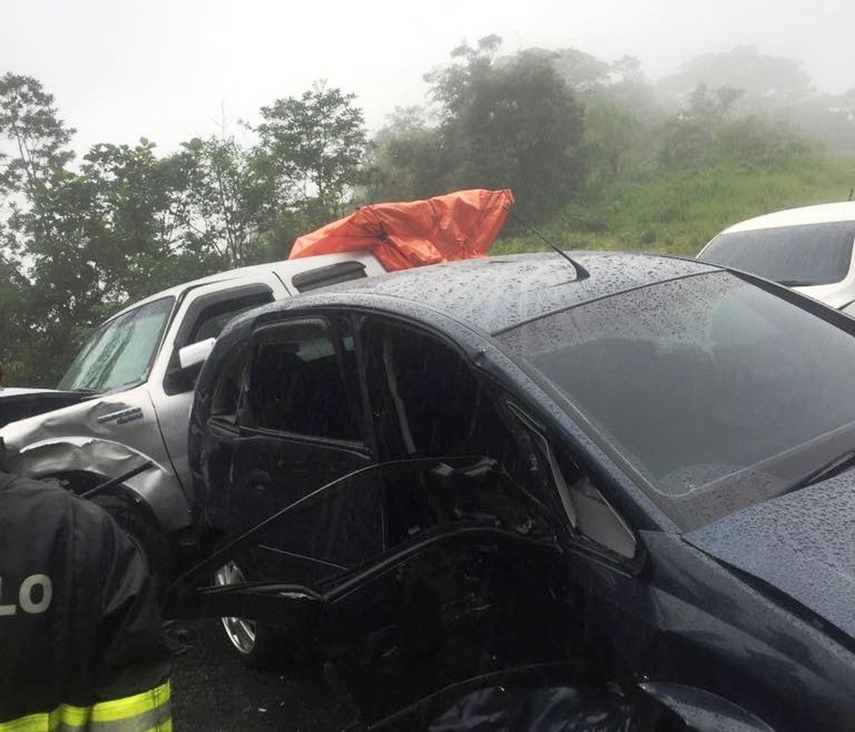 Colisão entre carros deixa três mulheres feridas em Bertioga, SP - Globo.com