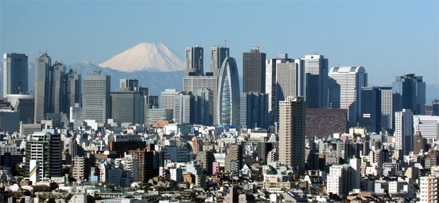 Arranha-céus de Tóquio com o Monte Fuji ao fundo; cidade é primeira colocada em seis de dez quesitos (Foto: Morio/Creative Commons)