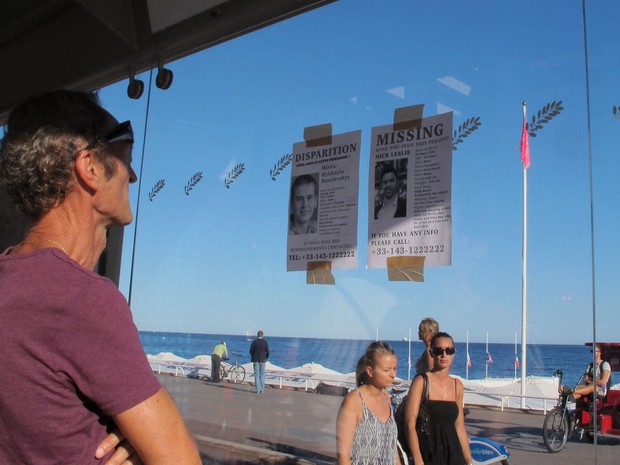  Em cartazes, parentes pedem informações sobre paradeiro de vítimas (Foto: AP Photo/Frank Jordans)