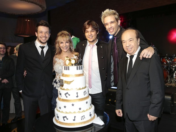 Bruno, Leandro e Kiko com os pais em festa em São Paulo (Foto: Rafael Cusato/ Foto Rio News)