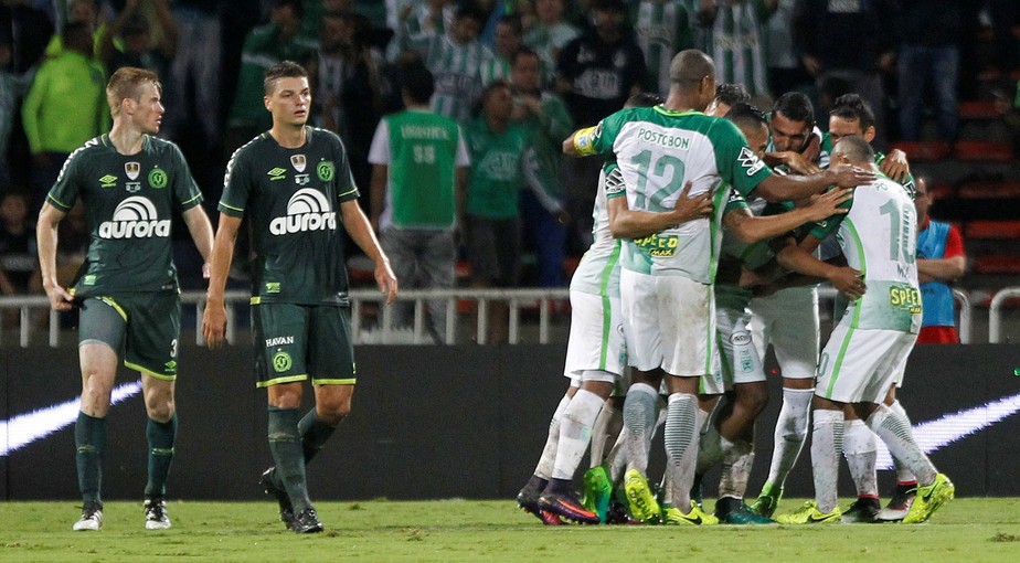 Amigos, amigos... Atlético Nacional não dá chances para Chape, goleia e fica com a Recopa