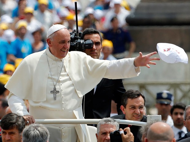 Papa, durante encontro com fieis neste sábado, na Praça São Pedro (Foto: Reuters)