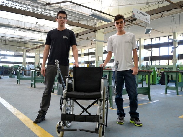 Matheus Poppi e Leonardo Alves criaram dispositivo para cadeira de rodas em Piracicaba (Foto: Leon Botão/G1)