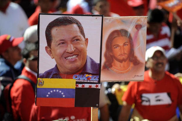 Chavistas reúnem-se em frente ao palácio de Miraflores, em Caracas, nesta quinta-feira (10) (Foto: AFP)