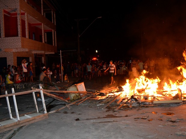 G1 Moradores Ateiam Fogo E Bloqueiam Via Durante Protesto Em Manaus Notícias Em Amazonas 2830