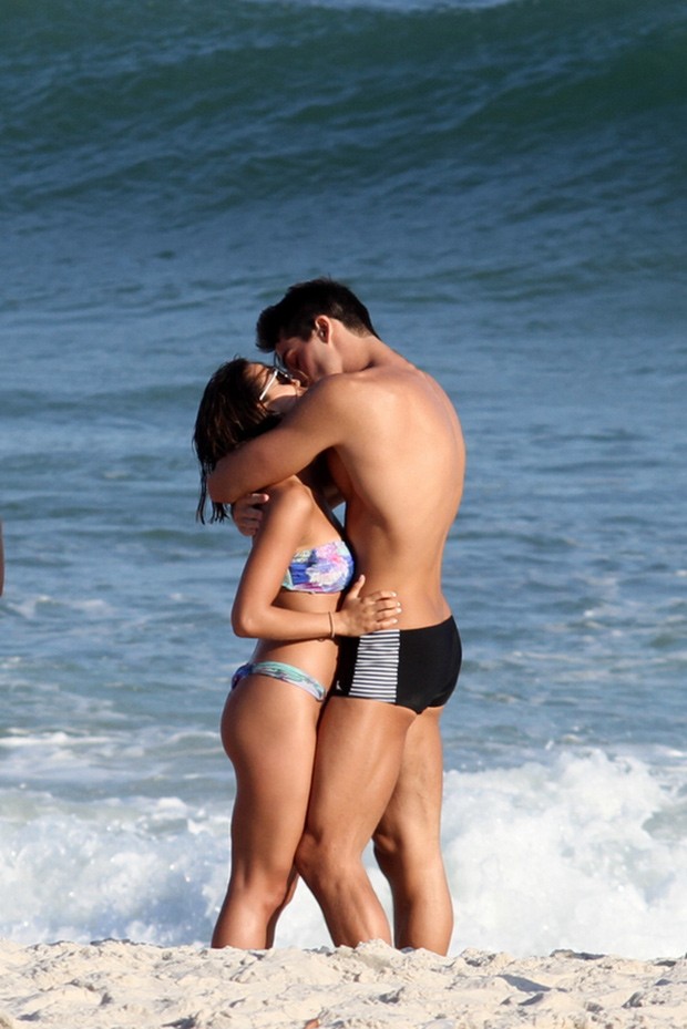 Perola Faria com namorado na praia (Foto: Henrique Oliveira/ Photo Rio News)