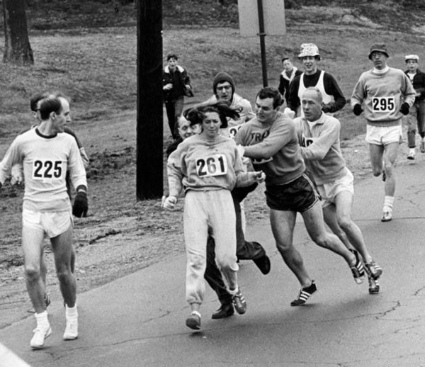 Katherine Switzer sendo atacada durante a maratona há 50 anos (Foto: Getty Images)
