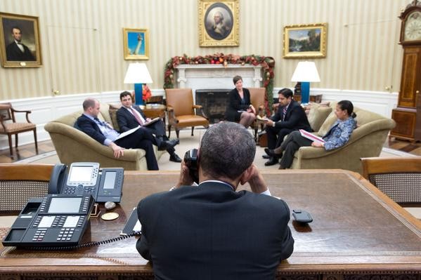 Barack Obama conversa ao telefone com Raúl Castro antes de anunciar a retomada das relações diplomáticas entre os dois países, após mais de meio século, nesta quarta-feira (17/12) (Foto: Divulgação/Casa Branca)
