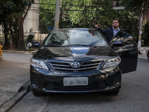 Motorista do Uber posa para foto ao lado de seu carro em Moema, na Zona Sul de São Paulo (Foto: Fábio Tito/G1) Motorista do Uber posa para foto ao lado de seu carro em Moema, na Zona Sul de São Paulo (Foto: Fábio Tito/G1)