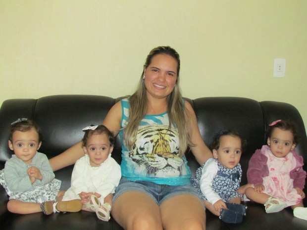 Este será o primeiro dia das mães de Rosane com as quadrigêmeas em Santo Antônio do Monte (Foto: Ademar de Oliveira/Gazeta Montense) Este será o primeiro dia das mães de Rosane com as quadrigêmeas em Santo Antônio do Monte (Foto: Ademar de Oliveira/Gazeta Montense)