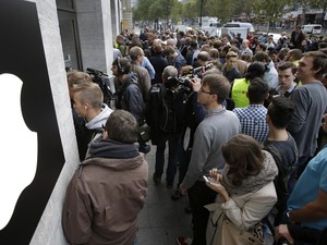 Pessoas aguardam pelo lançamento do novo iPhone 6 em frente a uma loja da Apple em Berlim, na Alemanha, nesta sexta. (Foto: AP Photo/Michael Sohn)
