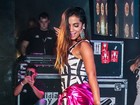 Uau! Anitta usa vestido curto e justinho durante show em São Paulo
