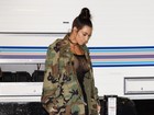 Kim Kardashian usa vestido polêmico e deixa lingerie à mostra