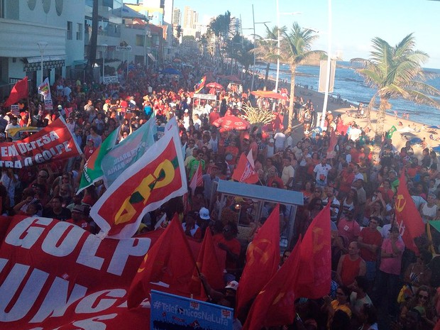 1º de maio em Salvador: protesto a favor da democracia e pelo direito dos trabalhadores no Farol da Barra (Foto: Juliana Almirante/G1)